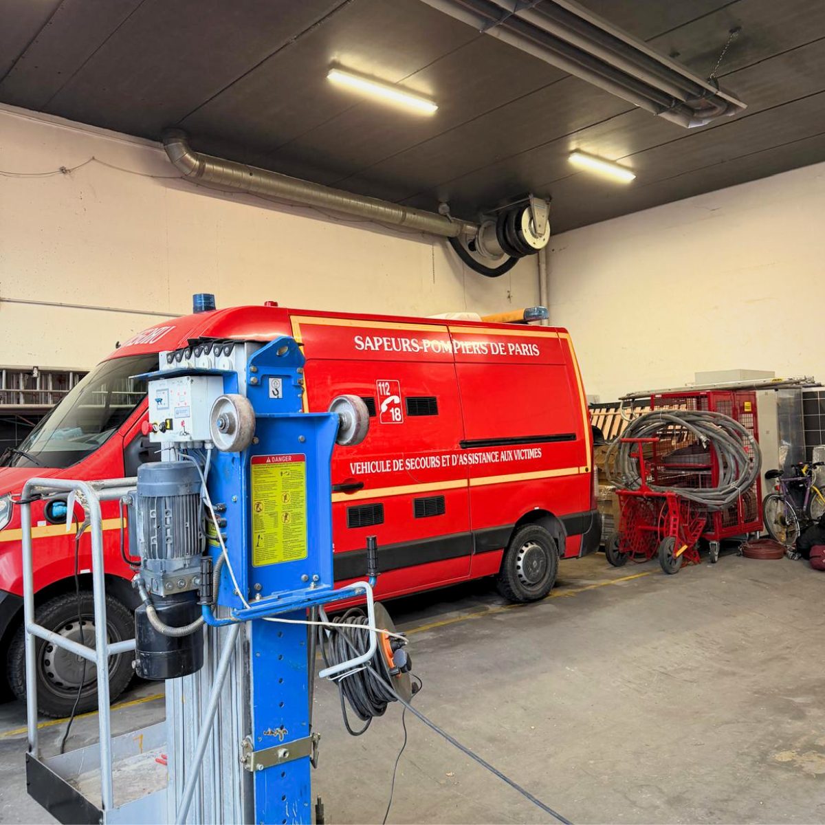 Remise des véhicules d'une caserne de pompiers, grand volume à chauffer