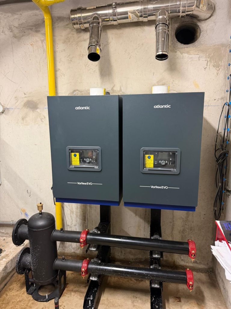 Cascade de deux chaudières gaz à condensation en service