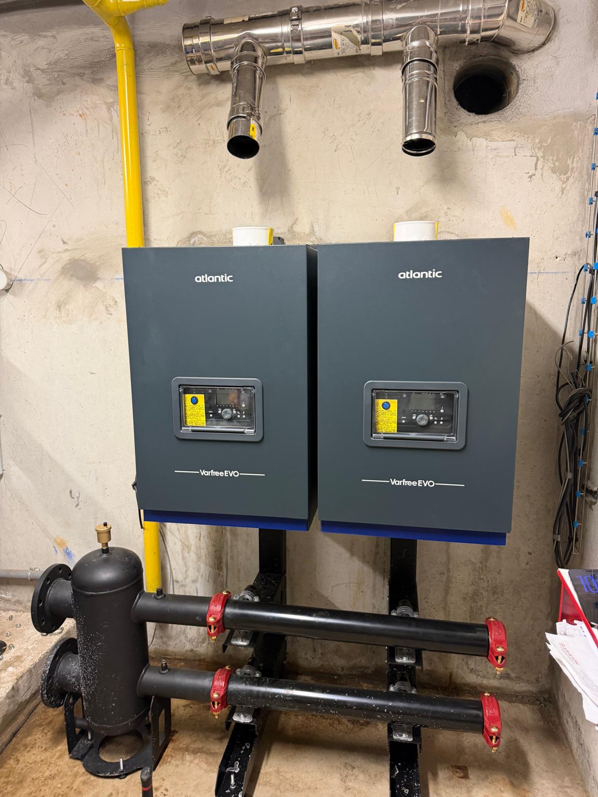 Cascade de deux chaudières gaz à condensation en service dans une chaufferie collective en Essonne